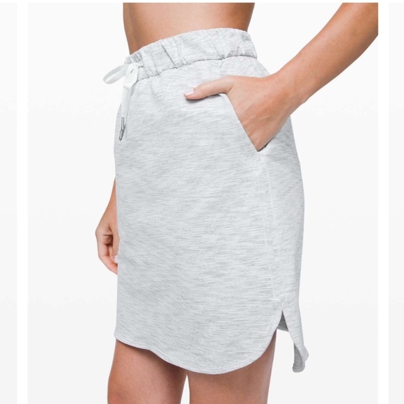 lululemon athletica Dresses & Skirts - Lululemon On the Fly  Skirt *Woven - Size 6